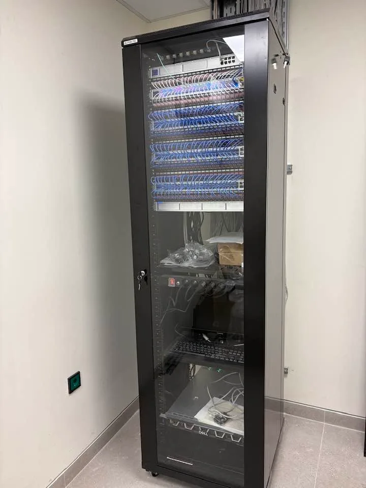 Rack 42U με γυάλινη πόρτα κλειδωμένη, με ορατή την οργανωμένη καλωδίωση Cat6 στο εσωτερικό.